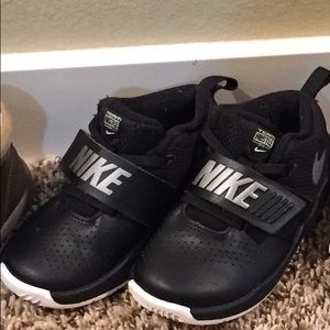 Nike team hustle toddler size 9 sneakers
